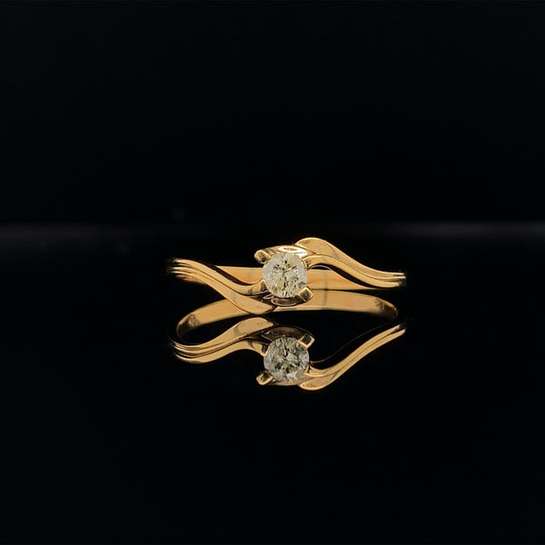 yellow gold twisting prongs diamond ring